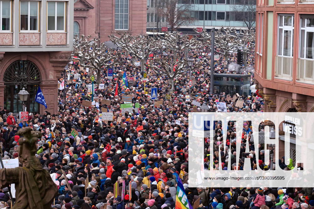 Frankfurt, DEU Demonstration against the right and the AFD at Frankfurt Roemer approx. thirty-five thousand participants Defending democracy Ð Together against the AfD View in the direction of Paulsplatz