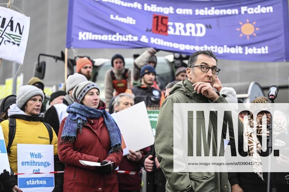 Berlin Agriculture Ministers Conference Berlin Agriculture Ministers Conference on January 20, 2024 in Berlin Cem Özdemir Bündnis 90 Die Grünen , Federal Minister of Food and Agriculture, speaks to the demonstrators from the initiative Â-Wir haben es satt Berlin Copyright RetoxKlar
