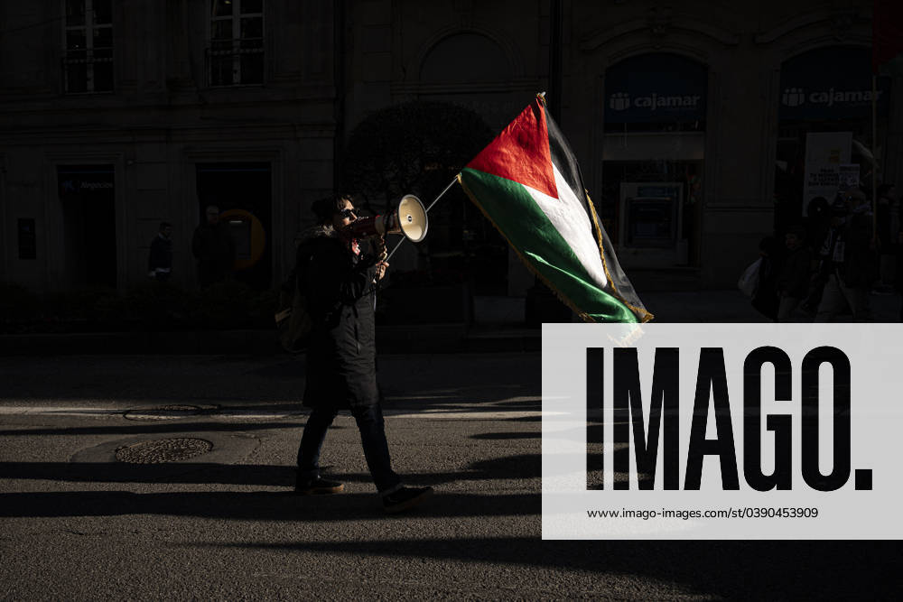 Demonstration In Support of Palestine in Vigo - Spain A person with a Palestinian flag and a loudspeaker, during a demonstration in support of Palestine in Vigo, Pontevedra, Galicia, Spain, on January 20, 2024. The Solidarity Network Against the Occupation of Palestine, has called a Day of mobilization for Palestine at the state level for the end of the genocide in Palestine, the end of trade in arms and security equipment to Israel and the severance of relations with the country. More than 130 organizations have joined the call to be held with protests in more than 75 cities in Spain. Photo by Adrian Irago Europa Press ABACAPRESS.COM Vigo, Pontevedra, Galicia Spain