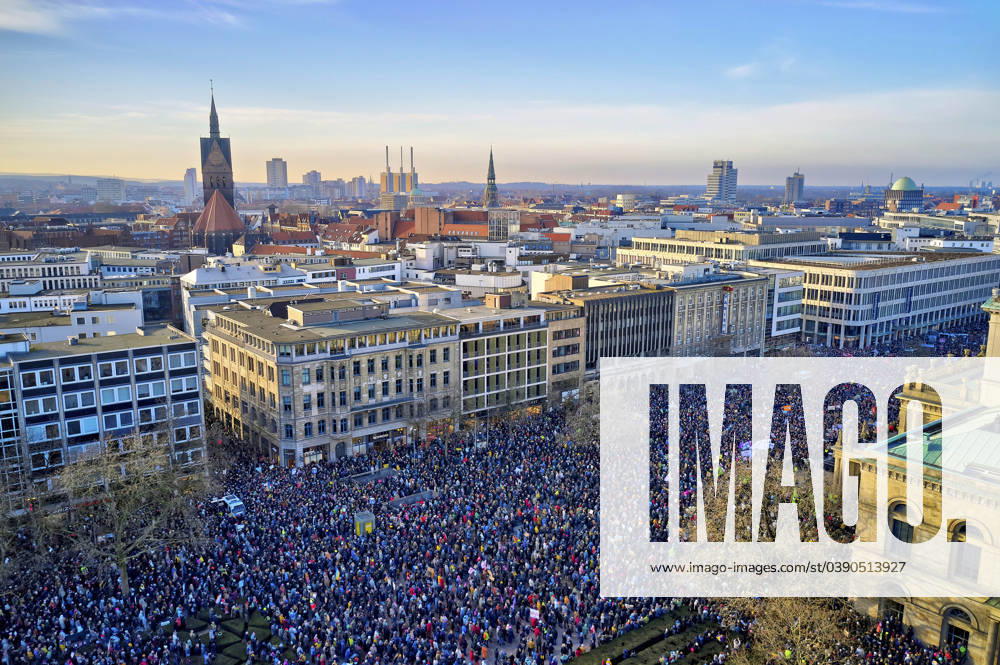 Police counted 35,000 participants at a demonstration against right-wing extremism and the AfD on Opernplatz Hanover, 20 01 2024 Foto:xU.xFuturexImagex gegen_rechts_4160