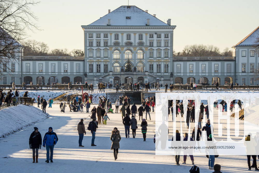 Winter fun on the frozen Nymphenburg Canal, Munich, January 2024 Germany, Munich, January 2024, Nymphenburg Palace, winter fun on the Nymphenburg Palace Canal, many Munich residents stroll along the frozen canal on Saturday afternoon in sub-zero temperatures, temperatures at 8 degrees and sunshine, ice surface still viable, winter day, winter, weekend, Bava
