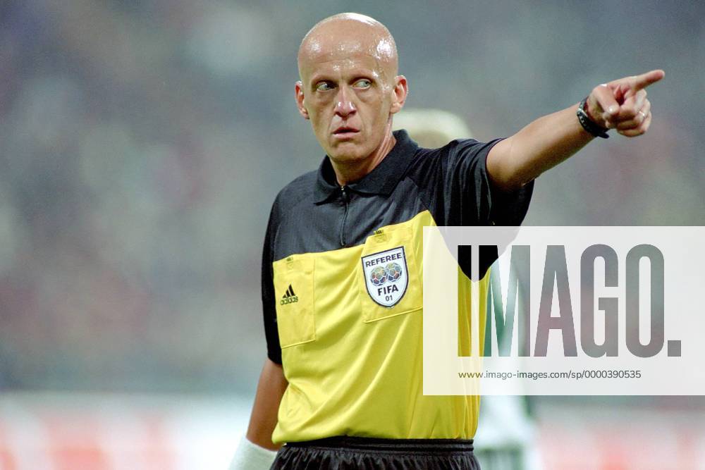 Schiedsrichter Pierluigi Collina (Italien) gibt Anweisungen Fußball Länderspiel Herren WM-Qualifikation 2001, Weltmeisterschaftsqualifikation Einzelbild Olympiastadion München