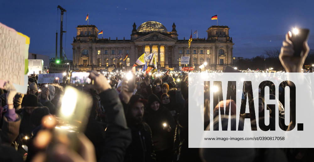 Demonstrators at the demo Defending democracy together against the right, in front of the Reichstag Berlin, 21 01 2024 Berlin Germany