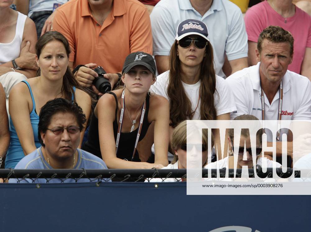 Anhänger von Thomas Haas (Deutschland) auf der Tribüne, v.li.: Schwester Karin, Freundin und Schauspielerin Sara Foster mit deren Mutter (beide USA) und Teamchef Patrick Kühnen (Deutschland) Tennis Herren US Open 2008, Grand Slam, ATP Tour Gruppe Flushing Meadows New York, NY, N.Y.