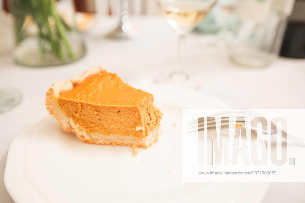 IMAGO Creative, Herbst, Food, Pumpkin Pie Pumpkin Pie on White Plate with Bite Taken Hydes, Maryland, United States R_KPXG231201-1299466-01