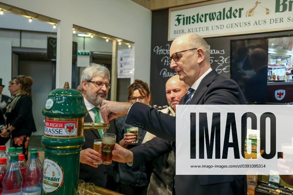 Brandenburg Day at the International Green Week 2024 Dietmar Woidke SPD , Minister President of Brandenburgat the tap of the Finsterwalder Brauhaus DEU, Germany, Berlin