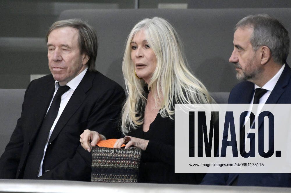 Günter Netzer, Elvira Lang Netzer and Hermann Parzinger at the funeral service for the late former Bundestag President Wolfgang Schäuble in the plenary chamber of the German Bundestag Berlin, 22 01 2024 Foto:xF.xFuturexImagex trauerakt_schaeuble_7804
