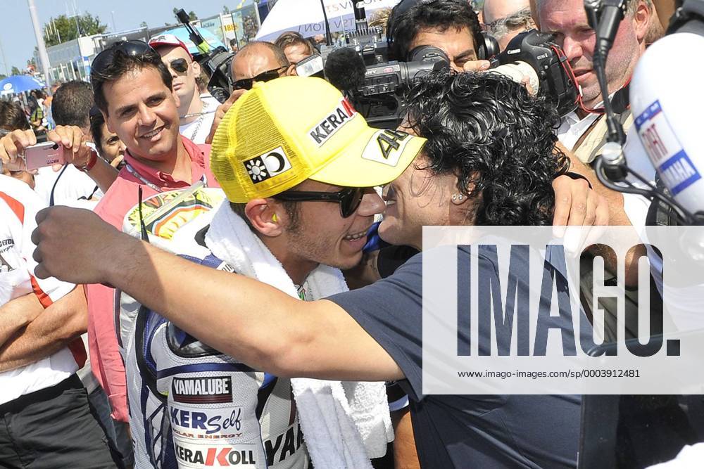 Valentino Rossi (Italien Yamaha) und Diego Armando Maradona (Argentinien) - Motorsport Herren WM 2008, Motorrad, Motorradrennen, Motorradrennsport, Motorradsport, Gruppe MotoGP, GP 1, GP1, 800er, 800ccm, 800-er, ccm, Misano San Marino Freude,