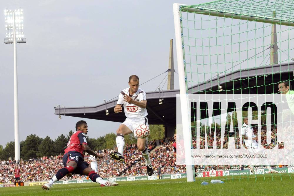 Fernandes Michel Bastos (Lille, li.) trifft gegen Franck Jurietti (Bordeaux, Mitte) zum 1:1 - Fußball Herren Ligue 1 2008 2009, 1. Französische Liga, OSC Lille - Girondins de Bordeaux Gruppe Lille