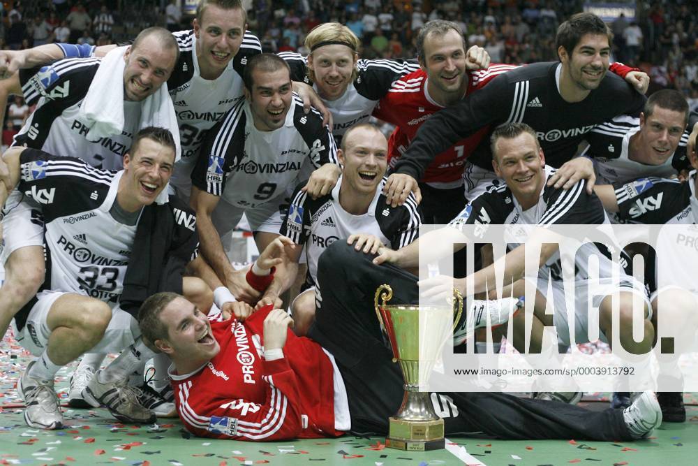 THW Kiel gewinnt den Supercup 2008, hi.v.li.: Vid Kavticnik, Filip Jicha, Igor Anic, Börge Lund, Torwart Thierry Omeyer, Nikola Karabatic, Kim Andersson; vorn: Dominik Klein, Torwart Andreas Palicka, Henrik Lundström und Christian Zeitz Handball Herren Supercup 2008 2009, Super Cup, THW Kiel Totale München Freude,
