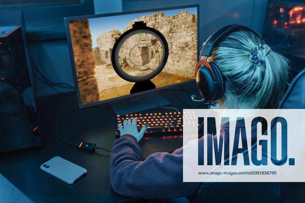 IMAGO Creative, Lifestyle, Gaming Gamer wearing headset and playing esports on desktop PC model released, Symbolfoto property released, EVKF00088