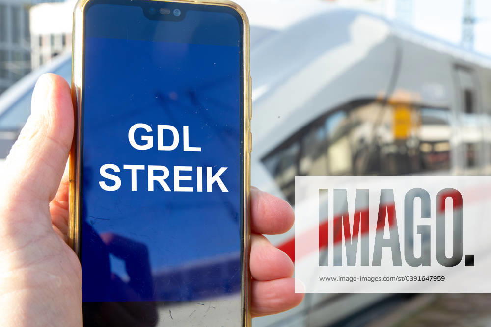 Symbolic image GDL strike Gewerkschaft deutscher Lokomotivführer Close-up of a smartphone in front of an ICE train