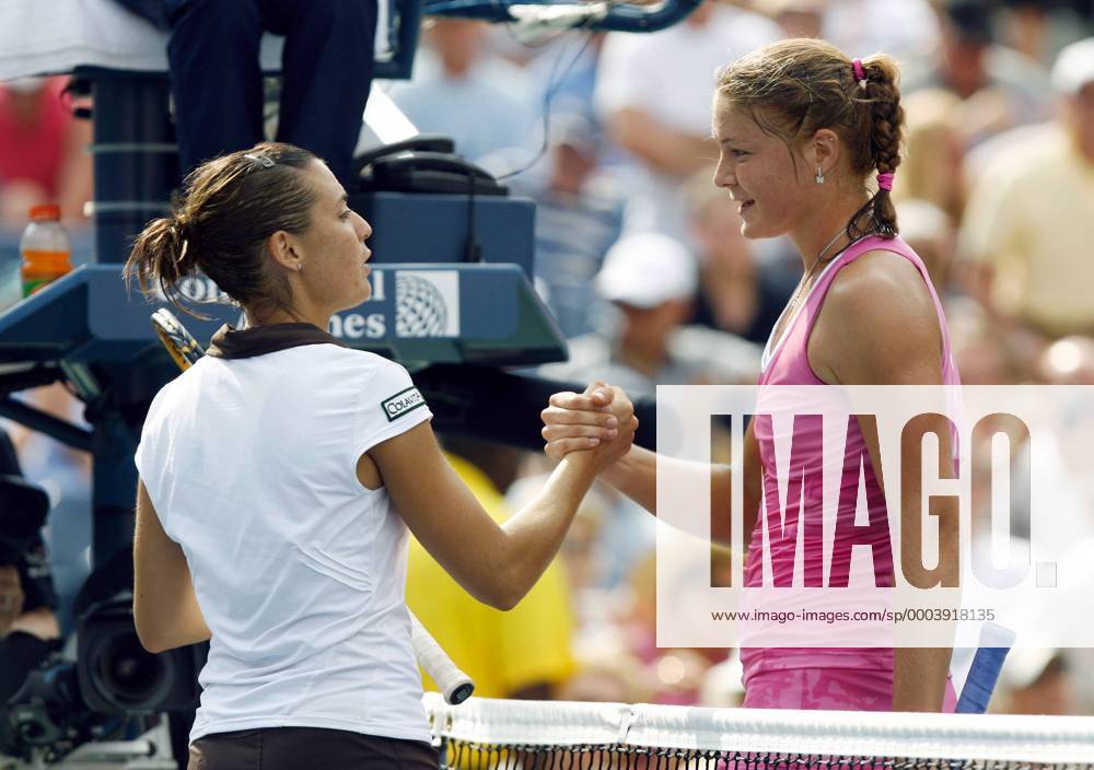 Flavia Pennetta (Italien, li.) gratuliert Dinara Safina (Russland) - (NYP20080903111) Tennis Damen US Open 2008, Grand Slam, WTA Tour Gruppe Flushing Meadows New York, NY, N Y Kameradschaft,