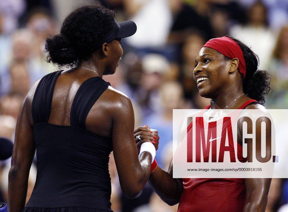Serena Williams (re.) nimmt die Glückwünsche ihrer Schwester Venus Williams (beide USA) an - (NYP20080903328) Tennis Damen US Open 2008, Grand Slam, WTA Tour Gruppe Flushing Meadows New York, NY, N Y Kameradschaft,