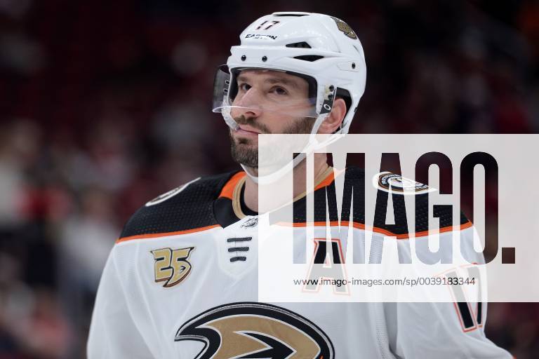 Mar 5, 2019; Anaheim Ducks center Ryan Kesler looks on against the Arizona Coyotes during the NHL Eishockey Herren USA game at Gila River Arena in Glendale, AZ. Cal Media NHL 2019: Ducks vs Coyotes MAR 05 - ZUMAc04_ 20190305_zaf_c04_269