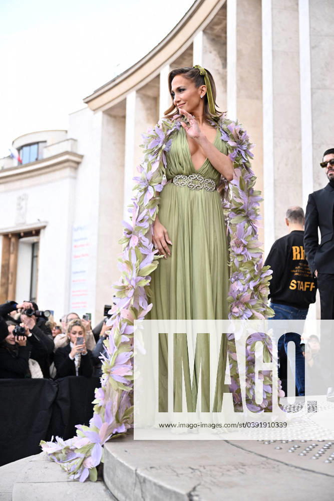 Bilder des Jahres 2024, Entertainment 01 Januar Entertainment Themen der Woche KW04 Jennifer Lopez arrive au dà filà Elie Saab Haute Couture Printemps Età 2024 dans le cadre de la Fashion Week de Paris (PFW) Jennifer Lopez arrive au dà filà Elie Saab Haute Couture Printemps Età 2024 dans le cadre de la Fashion Week de Paris (PFW) le 24 janvier 2024. Pierre Perusseau - Tiziano Da Silva Bestimage Jennifer Lopez arrives at the Elie Saab Haute Couture Spring Summer 2024 show as part of Paris Fashion Week (PFW) on January 24, 2024. Paris France