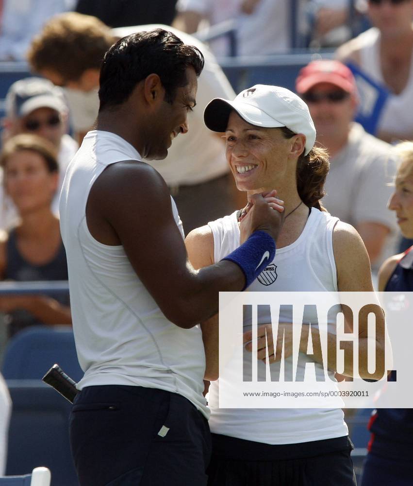 Leander Paes (Indien, li.) und Cara Black (Simbabwe) gewinnen die US Open 2008 im Mixed Tennis US Open 2008, Grand Slam, ATP Tour, WTA Tour Gruppe Flushing Meadow New York, NY N Y Glück, Freude,