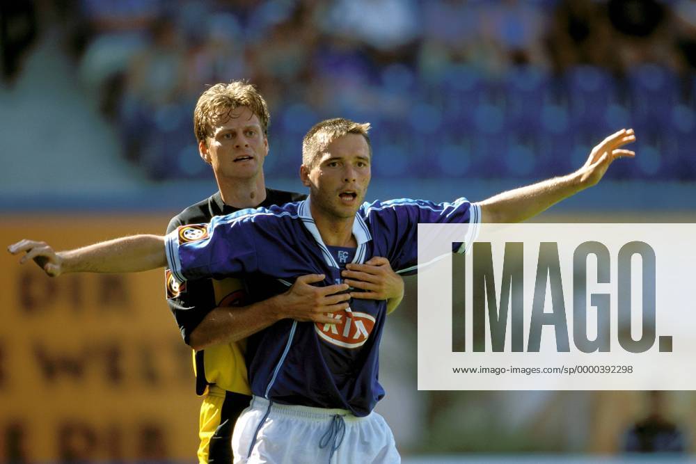 Christian Wörns (BVB, li.) hält Markus Beierle (Rostock) Fußball 1. BL Herren Saison 2001 2002, FC Hansa Rostock - Borussia Dortmund 0:2 Gruppe Ostseestadion Rostock
