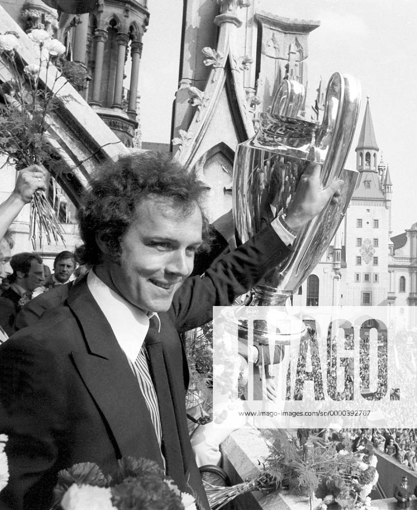 Franz Beckenbauer (Bayern) präsentiert auf dem Rathausbalkon den Europapokal der Landesmeister Fußball EC 1 Herren Europacup 1974 1975, FC Bayern München Einzelbild Marienplatz München Freude,