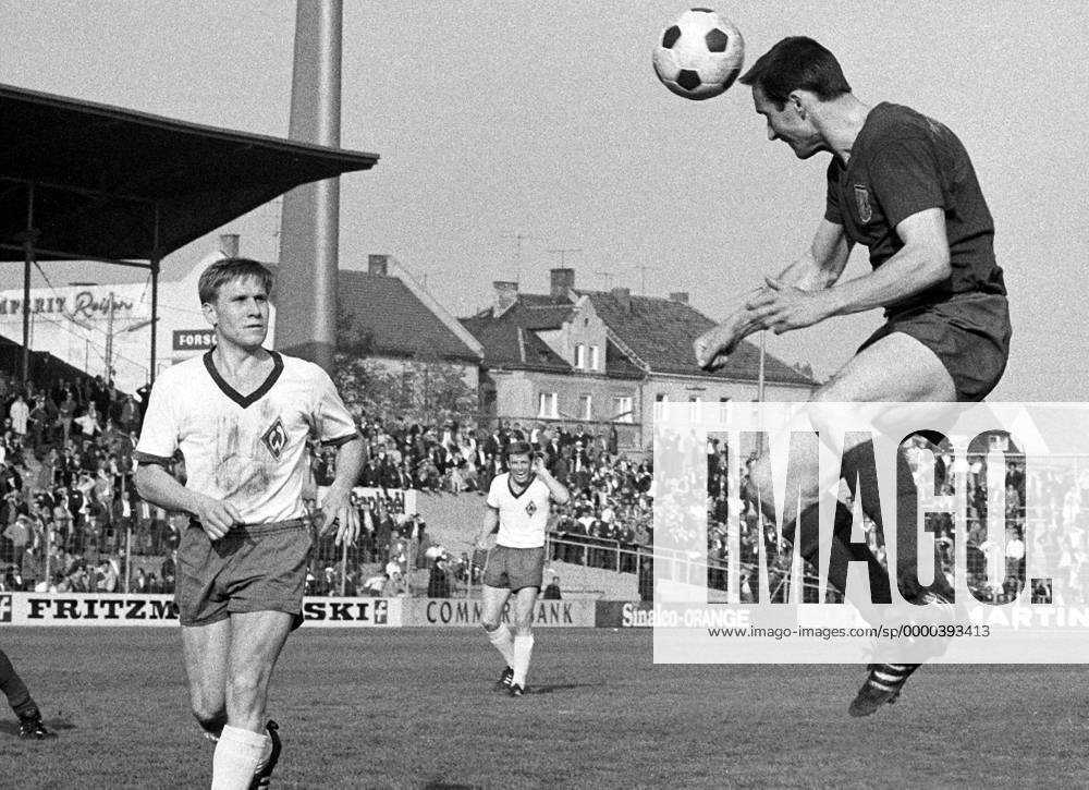 Rainer Ohlhauser (Bayern) per Kopfball, daneben Arnold Schütz (Bremen) Fußball 1. BL Herren Saison 1967 1968, FC Bayern München - Werder Bremen 2:3 Gruppe Stadion an der Grünwalder Straße München Dynamik,