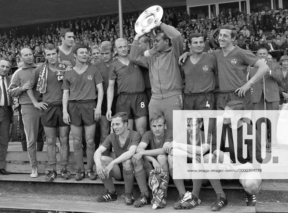 1. FC Nürnberg - Meister 1968, h. v. li.: Co-Trainer Körner, Georg Volkert, Ferdinand Wenauer, Zvezdan Cebinac, Heinz Müller, Heinz Strehl, Trainer Max Merkel, Ludwig Müller, Hubert Schöll; vorn: Horst Leupold, Karl-Heinz Ferschl, Fritz Popp, Gyula Toth Fußball 1. BL Herren Saison 1967 1968, Deutsche Meisterschaft, Deutscher, Meisterfeier, Sieg, Sieger Totale Frankenstadion Nürnberg Freude,