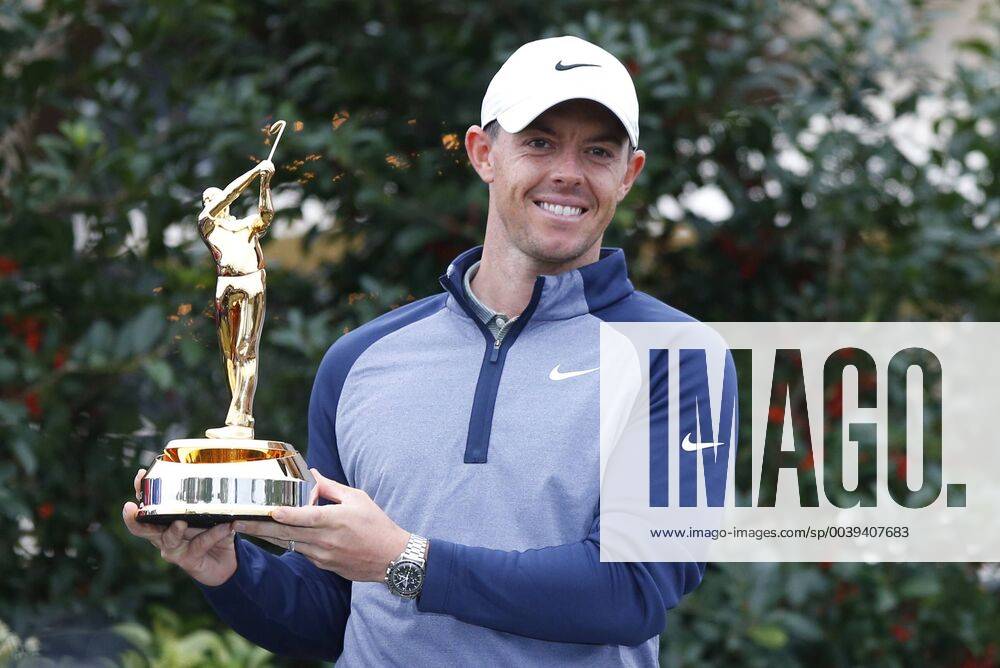 KW11 PONTE VEDRA BEACH, FL - MARCH 17: Rory McIlroy of Northern Ireland poses with the trophy after winning THE PLAYERS Championship on March 17, 2019 on the Stadium Course at TPC Sawgrass in Ponte Vedra Beach, Fl. (Photo by David Rosenblum Icon Sportswire) GOLF: MAR 17 PGA Golf Herren - THE PLAYERS Championship Icon19031712335