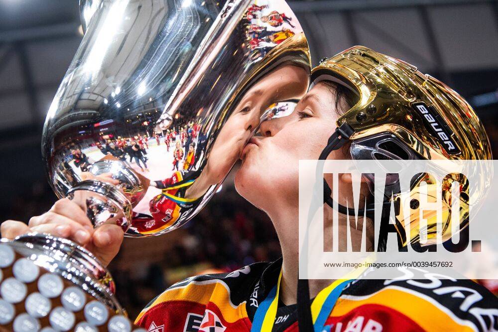 Luleas Michelle Karvinen rejoices with the trophy after final 5 in the SDHL playoffs between Lulea and Linköping on March 21, 2019 in Lulea ¨,