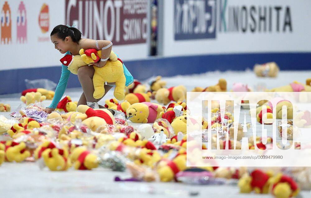 KW12 SAITAMA, JAPAN - MARCH 23, 2019: Toys and flowers on the rink after Japanese figure skater Yuzuru Hanyu s performance during the men s free skating event at the 2019 ISU World Figure skating Eiskunstlauf Championships at Saitama Super Arena. Stanislav Krasilnikov TASS TS0A5A8D