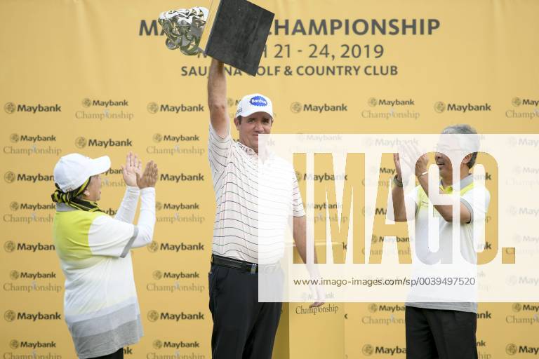 Kuala Lumpur, Malaysia - Scott Hend (C) of Australia celebrates with Sultan Abdullah Sultan Ahmad Shah (R) , king of Malaysia and Mohaiyani Shamsudin (L), chairman of Maybank after he wins the Maybank Championship 2019 at Saujana Golf and Country Club on March 24, 2019 in Kuala Lumpur, Malaysia. Scott Hend Wins The Maybank Championship 2019 - ZUMAn230 20190324_zaa_n230_116