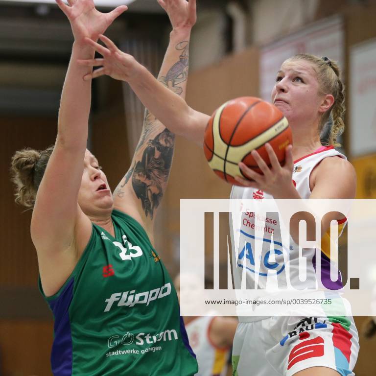 Göttingen Sporthalle Felix Klein Gymnasium 23 09 18 Basketball DBBL Season 2018 19 DBBL Cup Round 2 Flippo Baskets BG 74 Göttingen vs. Chemcats Chemnitz Picture 6 Grönberg Chemcats Chemnitz right with ball 23 Klaudia Grudzien Flippo Baskets BG 74 left xsmmpJPGx