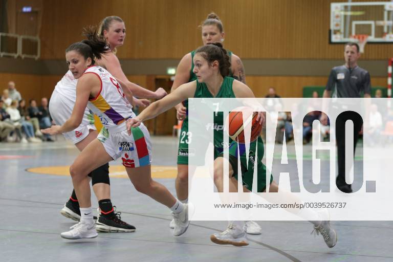 Göttingen Sporthalle Felix Klein Gymnasium 23 09 18 Basketball DBBL Season 2018 19 DBBL Cup Round 2 Flippo Baskets BG 74 Göttingen gegen Chemcats Chemnitz Picture 7 Jennifer Crowder Flippo Baskets BG 74 right with ball 8 Andrea Andelova Chemcats Chemnitz left 13 Klara Brichacova Chemcats Chemnitz left back 23 Klaudia Grudzien Flippo Baskets BG 74 right back xsmmpJPGx