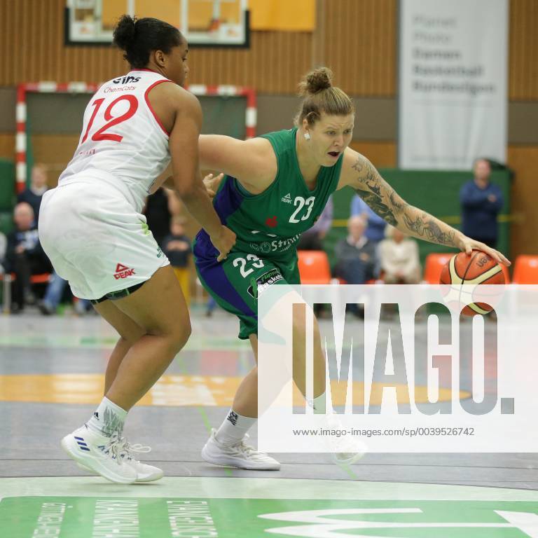 Göttingen Sporthalle Felix Klein Gymnasium 23 09 18 Basketball DBBL Season 2018 19 DBBL Cup Round 2 Flippo Baskets BG 74 Göttingen vs. Chemcats Chemnitz Picture 23 Klaudia Grudzien Flippo Baskets BG 74 right with ball 12 Jasmine Smith Chemcats Chemnitz left xsmmpJPGx