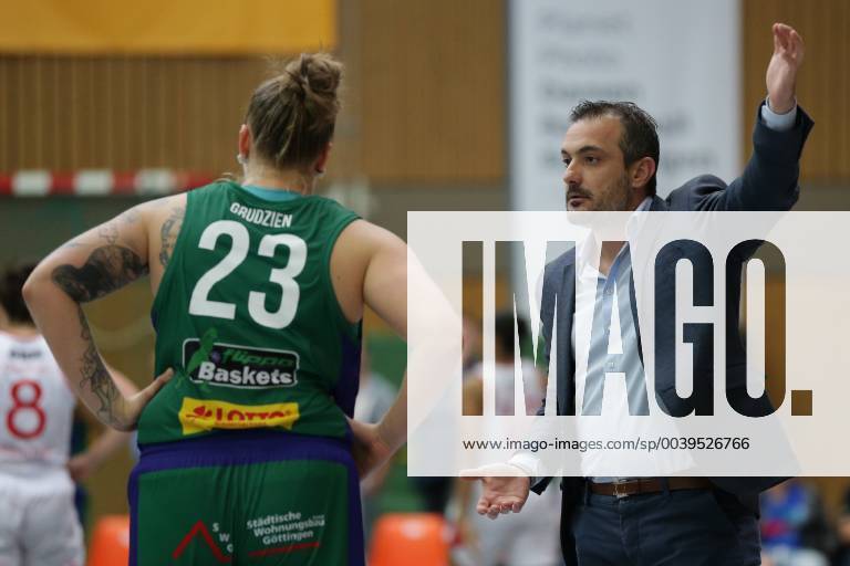 Göttingen Sporthalle Felix Klein Gymnasium 23 09 18 Basketball DBBL Season 2018 19 DBBL Cup Round 2 Flippo Baskets BG 74 Göttingen vs. Chemcats Chemnitz Picture Giannis Koukos Trainer Headcoach Flippo Baskets BG 74 right 23 Klaudia Grudzien Flippo Baskets BG 74 left xsmmpJPGx