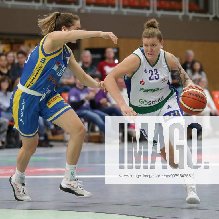 Göttingen Sporthalle Felix Klein Gymnasium 21 10 18 Basketball DBBL Season 2018 19 5 Matchday Flippo Baskets BG 74 Göttingen v Eintracht Braunschweig Picture 23 Klaudia Grudzien Flippo Baskets BG 74 right with ball 00 Margaret Mulligan Eintracht Braunschweig left xsmmpJPGx