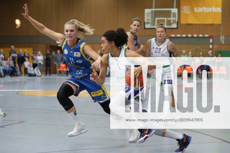 Göttingen Sporthalle Felix Klein Gymnasium 21 10 18 Basketball DBBL Season 2018 19 5 Matchday Flippo Baskets BG 74 Göttingen v Eintracht Braunschweig Picture 1 Alissa Pierce Flippo Baskets BG 74 front right with ball 10 Matilda Claesson Eintracht Braunschweig left 23 Klaudia Grudzien Flippo Baskets BG 74 rear right 00 Margaret Mulligan Eintracht Braunschweig middle rear partly hidden xsmmpJPGx