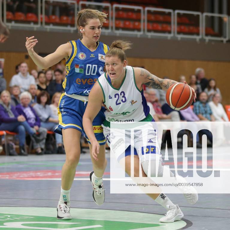 Göttingen Sporthalle Felix Klein Gymnasium 21 10 18 Basketball DBBL Season 2018 19 5 Matchday Flippo Baskets BG 74 Göttingen v Eintracht Braunschweig Picture 23 Klaudia Grudzien Flippo Baskets BG 74 right with ball 00 Margaret Mulligan Eintracht Braunschweig left xsmmpJPGx