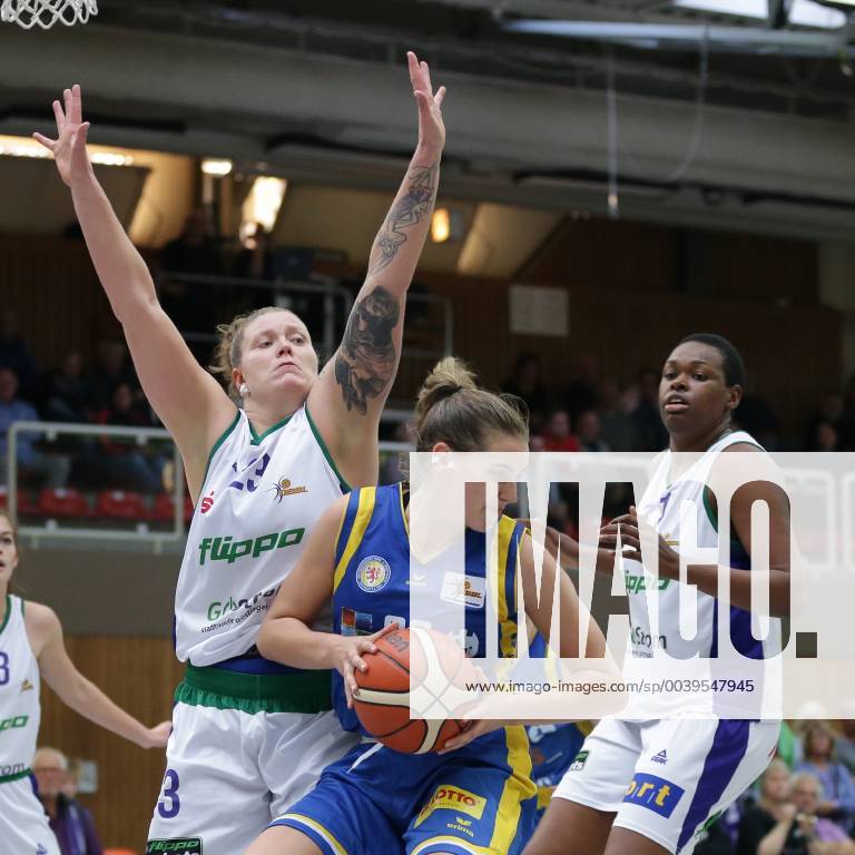 Göttingen Sporthalle Felix Klein Gymnasium 21 10 18 Basketball DBBL Season 2018 19 5 Matchday Flippo Baskets BG 74 Göttingen v Eintracht Braunschweig Bild 00 Margaret Mulligan Eintracht Braunschweig Mitte mit Ball 23 Klaudia Grudzien Flippo Baskets BG 74 links 41 Verdine Warner Flippo Baskets BG 74 right xsmmpJPGx