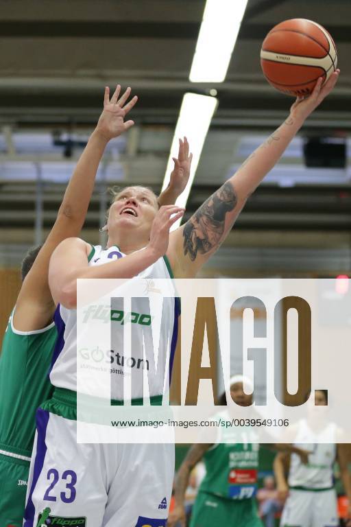 Göttingen Sporthalle Felix Klein Gymnasium 17 10 18 Basketball DBBL Season 2018 19 3 Matchday Flippo Baskets BG 74 Göttingen vs. Rutronik Stars Keltern Bild 23 Klaudia Grudzien Flippo Baskets BG 74 right with ball 15 Marina Markovic Rutronik Stars Keltern left hidden xsmmpJPGx