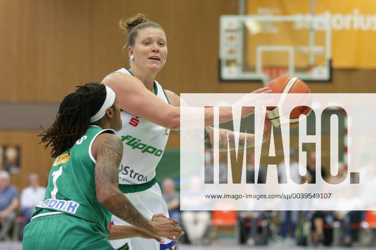 Göttingen Sporthalle Felix Klein Gymnasium 17 10 18 Basketball DBBL Season 2018 19 3 Matchday Flippo Baskets BG 74 Göttingen vs Rutronik Stars Keltern Picture 23 Klaudia Grudzien Flippo Baskets BG 74 right with ball 1 Jasmine Thomas Rutronik Stars Keltern left xsmmpJPGx