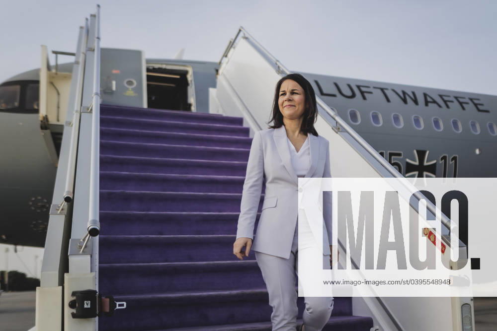 Annalena Baerbock Buendnis 90 Die Gruenen , Federal Foreign Minister, leaves the government plane A321 during an unplanned stop in Jeddah, 24 01 2024 The flight with the German Foreign Minister on board had to stop over in Jeddah due to a lack of
