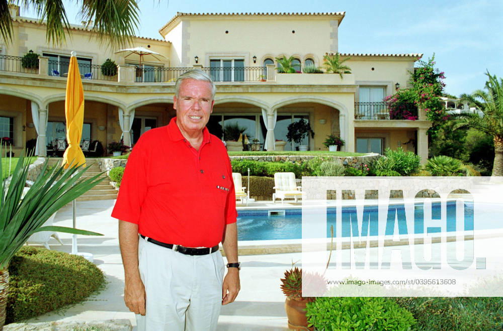 Manager at Mallorca Klaus Michael Kuehne Photo shoot Homestory with the Germans Entrepreneur Klaus Michael Kuehne before his House at Majorca, Spain 2003 , Port D Andraitx Mallorca Spain