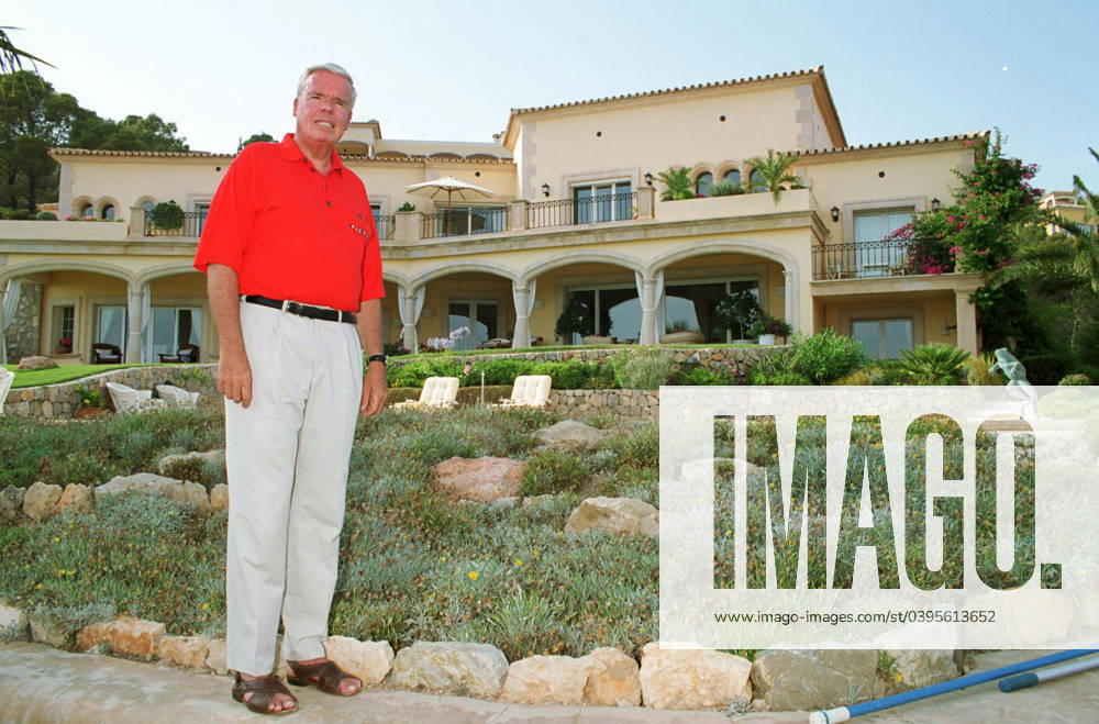 Manager at Mallorca Klaus Michael Kuehne Photo shoot Homestory with the Germans Entrepreneur Klaus Michael Kuehne before his House at Majorca, Spain 2003 , Port D Andraitx Mallorca Spain