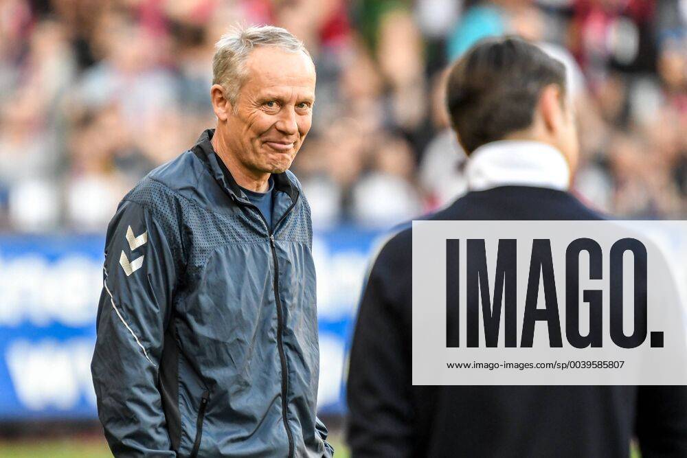 Soccer Bundesliga 18 19 SC Freiburg vs. FC Bayern Muenchen 30 03 2019 Christian Streich SC Freiburg coach smiles at Niko Kovac FC Bayern Muenchen head coach at soccer Bundesliga match between SC Freiburg and FC Bayern Muenchen on Saturday 30 March 2019 at the Schwarzwald Stadium in Freiburg im Breisgau DFL REGULATIONS PROHIBIT ANY USE OF PHOTOGRAPHS AS IMAGE SEQUENCES AND OR QUASI VIDEO BEAUTIFUL SPORTS Gerd Gruendl