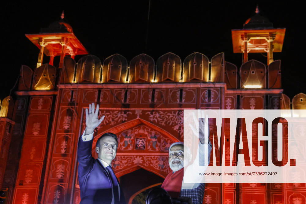 Le prÃ sident francais Emmanuel Macron et le Premier ministre indien Narendra Modi lors d un roadshow Ã Jaipur Le prÃ sident francais Emmanuel Macron et le Premier ministre indien Narendra Modi lors d un roadshow Ã Jaipur, Inde, le 25 janvier 2024, dans le cadre de son voyage officiel en Inde. Le chef de l Etat est en Inde du 25 au 26 janvier 2024 pour participer en tant qu?invitÃ d?honneur Ã la fÃªte de la Constitution indienne, Republic Day , le 26 janvier, Ã l?invitation du Premier ministre indien N.Modi. Ludovic Marin Pool Bestimage India s Prime Minister Narendra Modi (R) and France s President Emmanuel Macron wave from atop a vehicle as they at Rambagh Palace at the end of a roadshow in Jaipur on January 25, 2024. Mac
