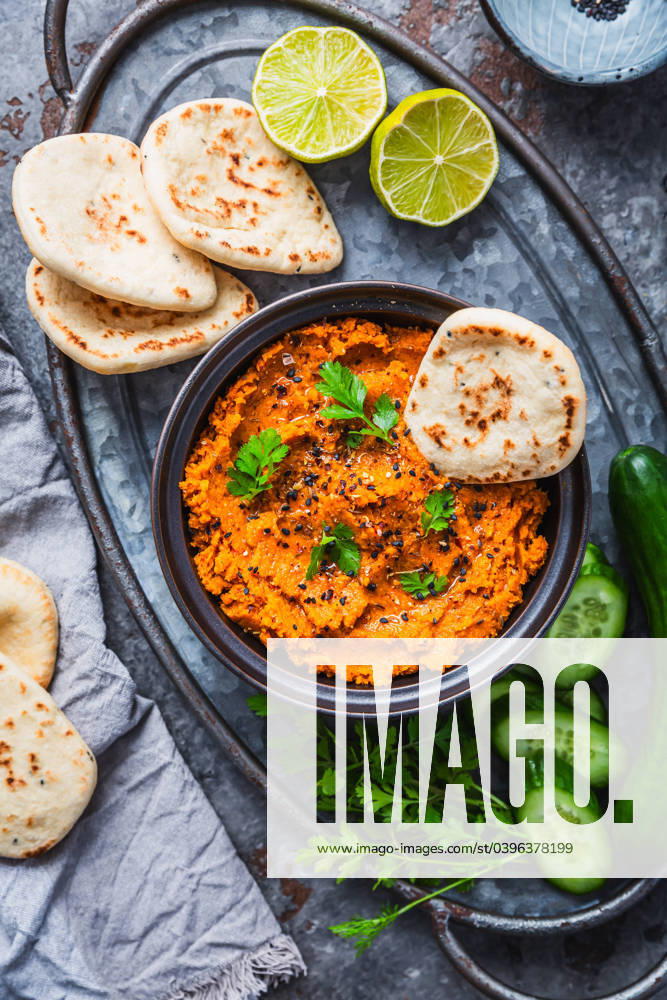 IMAGO Creative, Food, Brot, Naan Homemade vegan Harissa carrot and lentil spread or dip with flatbread and cucumber Homemade vegan Harissa carrot and lentil spread or dip with flatbread and cucumber