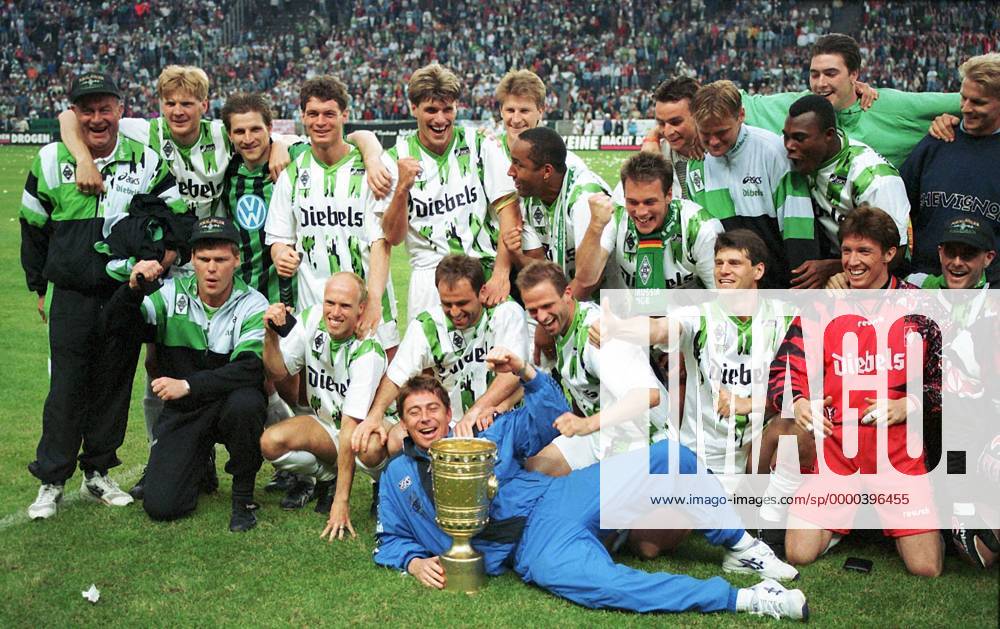 Gladbach - Pokalsieger 1995, hinten v. li.: xxx, Stefan Effenberg, Thomas Kastenmaier, Karlheinz Pflipsen, Michael Klinkert, Peter Nielsen, Martin Dahlin, Patrik Andersson, Dietmar Hirsch, Jörg Neun, Bachirou Salou, Dimo Wache, Thomas Hoersen... Fußball 1. BL Herren DFB-Pokal 1994 1995, Pokalspiel, Finale, Endspiel, Pokalfinale, Pokalendspiel Totale Olympiastadion Berlin Freude,