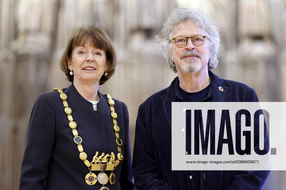 Singer Wolfgang Niedecken and Mayor Henriette Reker (non-party) at his entry in the Golden Book of the City of Cologne in Cologne City Hall, 26 01 2024 NRW Germany