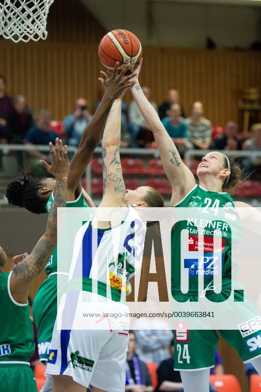 Flippo Baskets BG 74 Rutronik Stars Keltern Basketball Women DBBL Playoffs Quarterfinals Game 2 flippo Baskets BG 74 Rutronik Stars Keltern 03 04 2019 Göttingen Kelterns Ezinne Kalu r and Kelterns Kim Pierre Louis l play against Göttingens Klaudia Grudzien Göttingen Niedersachsen Germany