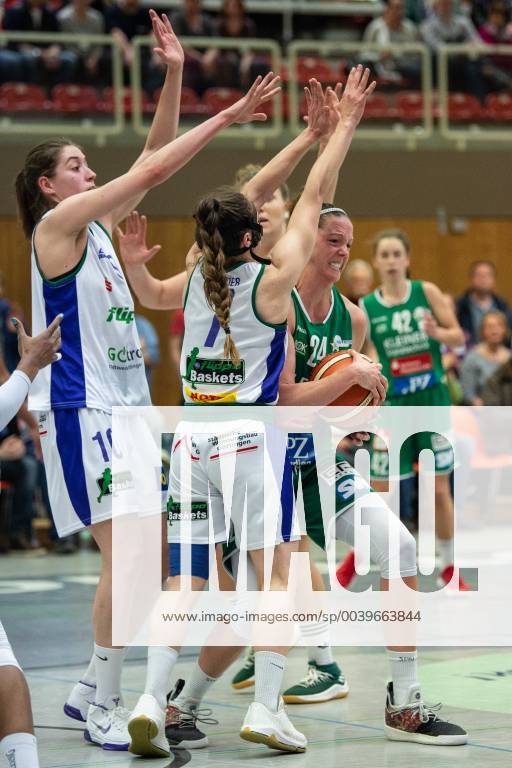Flippo Baskets BG 74 Rutronik Stars Keltern Basketball Women DBBL Playoffs Quarter Finals Game 2 flippo Baskets BG 74 Rutronik Stars Keltern 03 04 2019 Göttingen Kelterns Rebecca Tobin r plays against Göttingens Vasiliki Karambatsa Jennifer Crowder and Klaudia Grudzien Göttingen Niedersachsen Germany