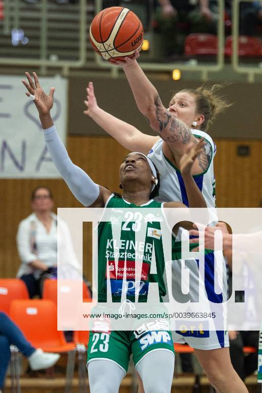 Flippo Baskets BG 74 Rutronik Stars Keltern Basketball Women DBBL Playoffs Quarterfinals Game 2 flippo Baskets BG 74 Rutronik Stars Keltern 03 04 2019 Göttingen Kelterns Ezinne Kalu l plays against Göttingens Klaudia Grudzien Göttingen Niedersachsen Germany
